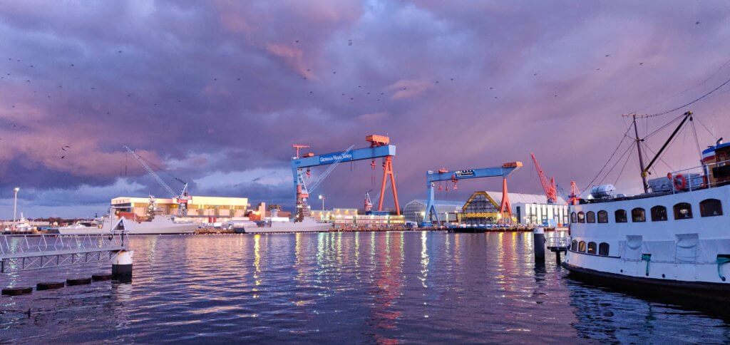 Kieler Werft im Abendlicht