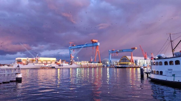 Kieler Werft im Abendlicht