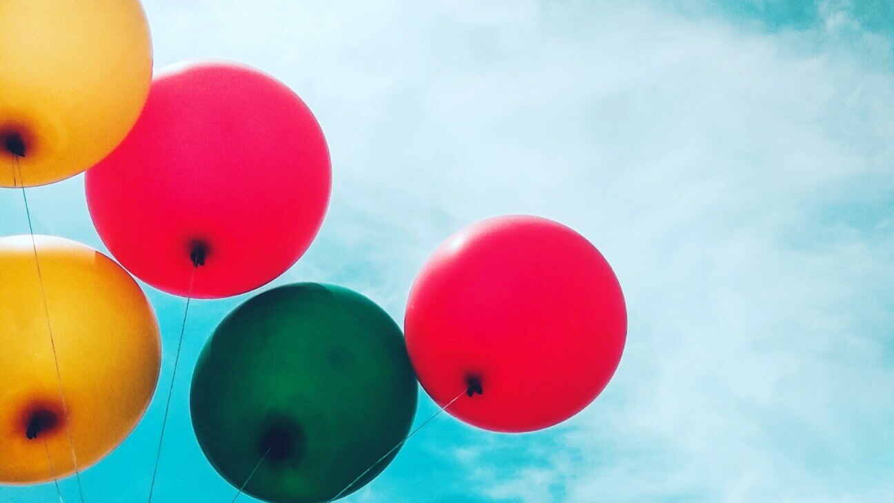 Luftballons vor blauem Himmel