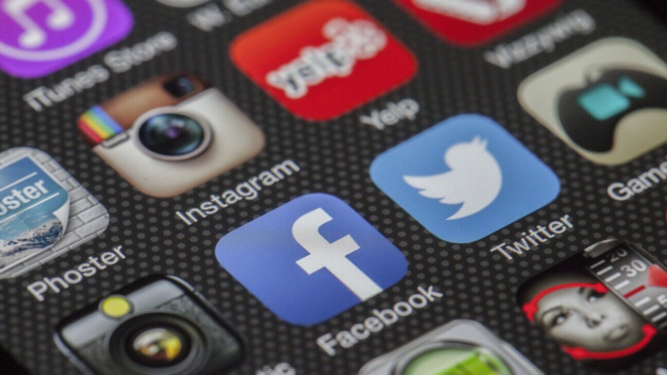 Social-Media Icons auf einem Handy.